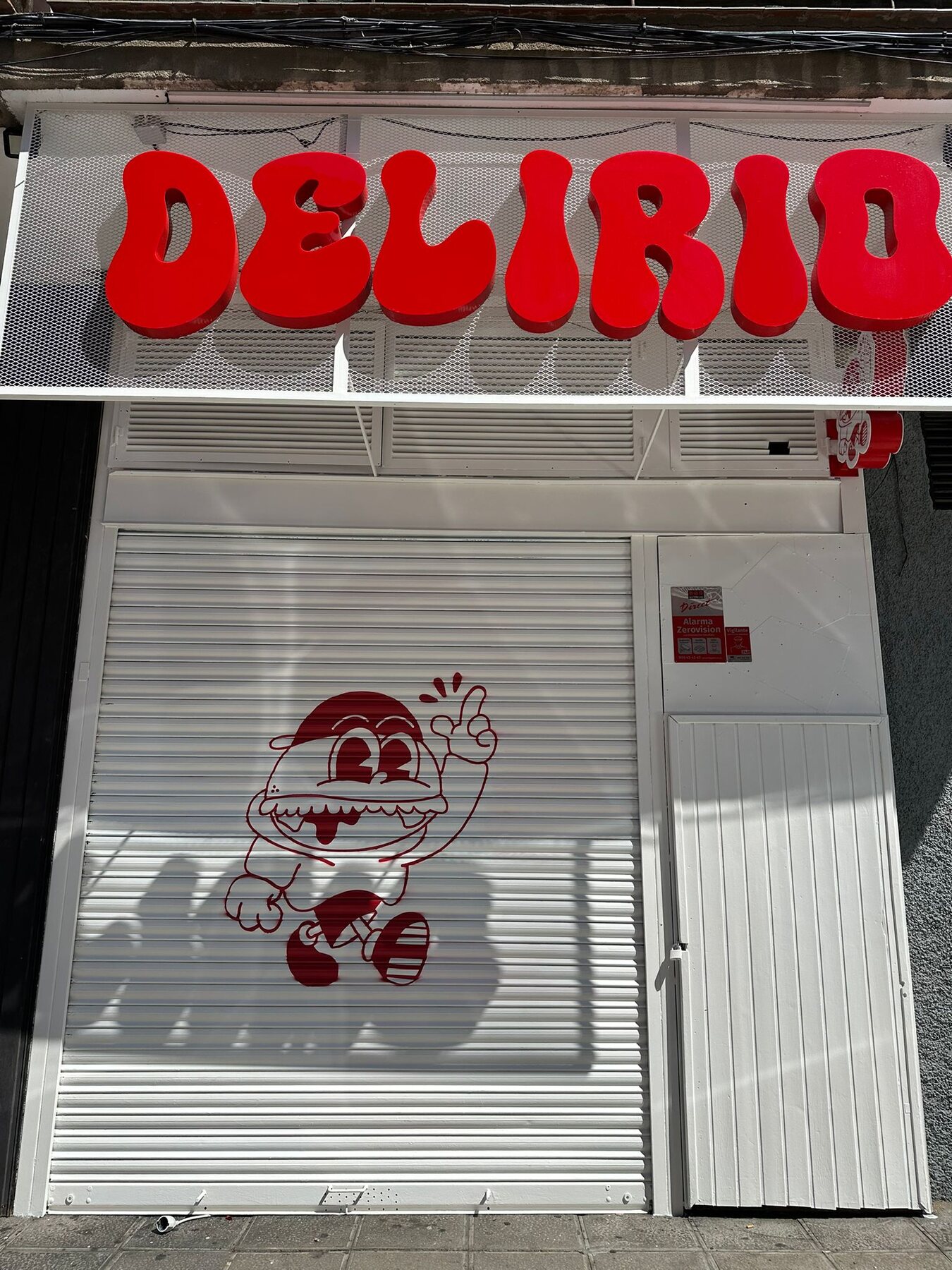 Fachada del local Delirio con rótulo rojo