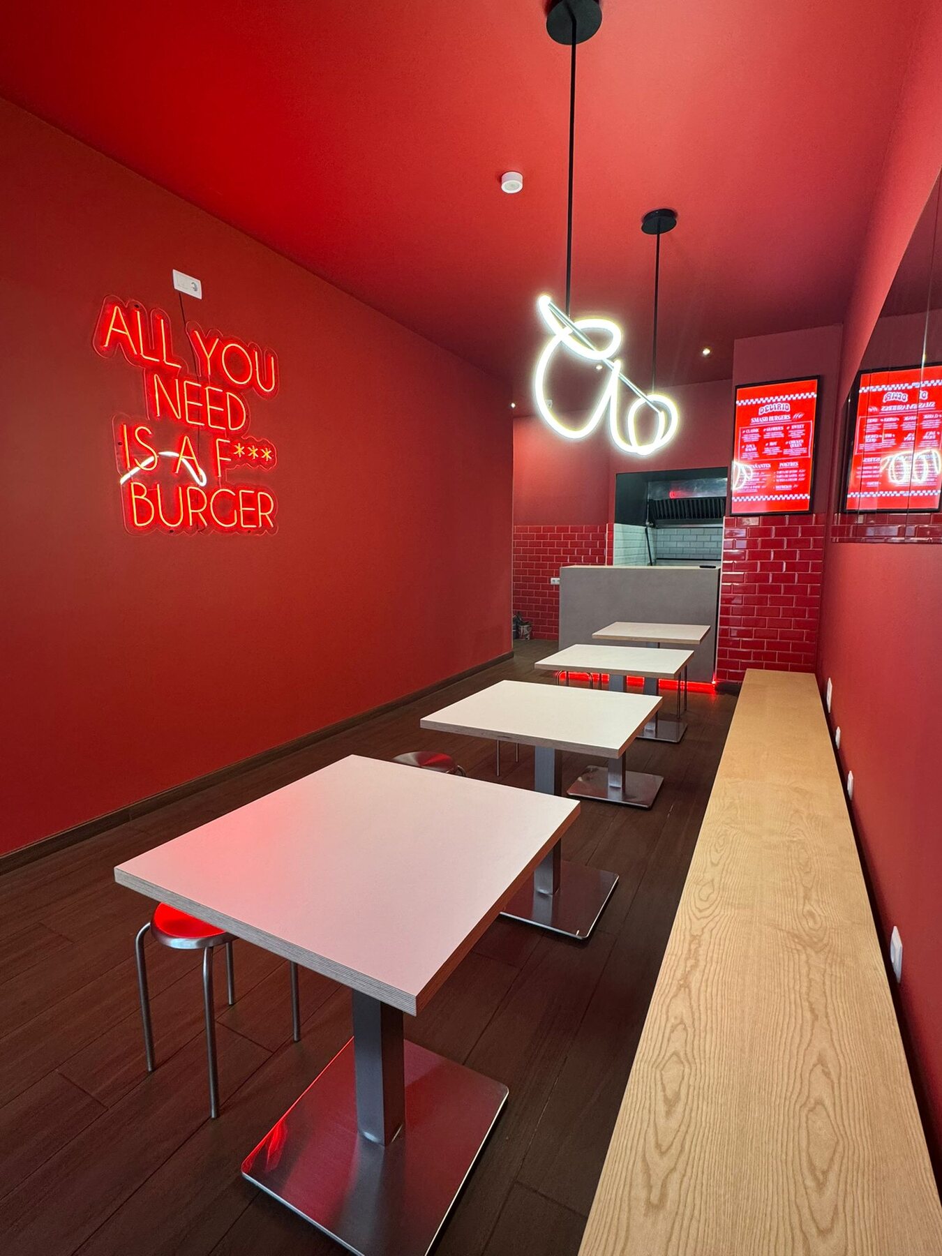 Comedor de Delirio con techo rojo e iluminación escultórica