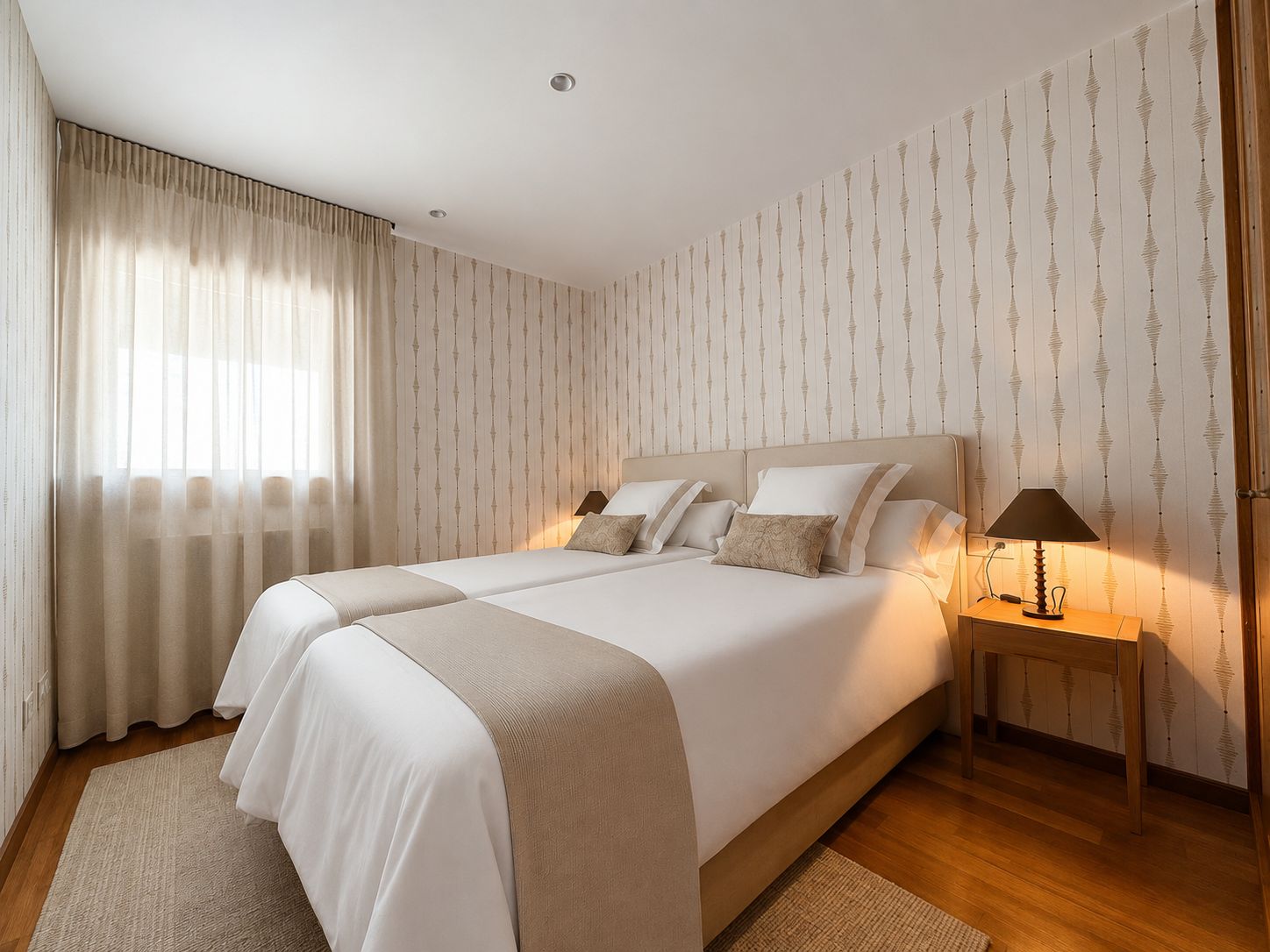 Dormitorio en Formigal con cama tapizada y pared de textura clara