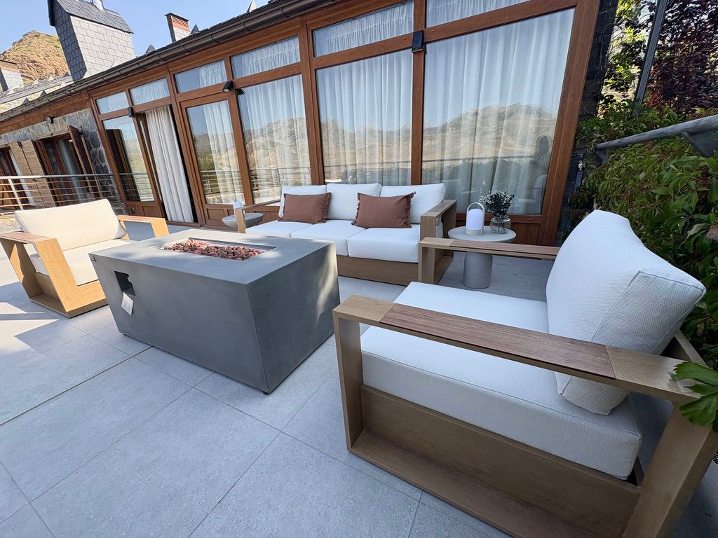 Terraza en Formigal con sofás exteriores y estructura de madera