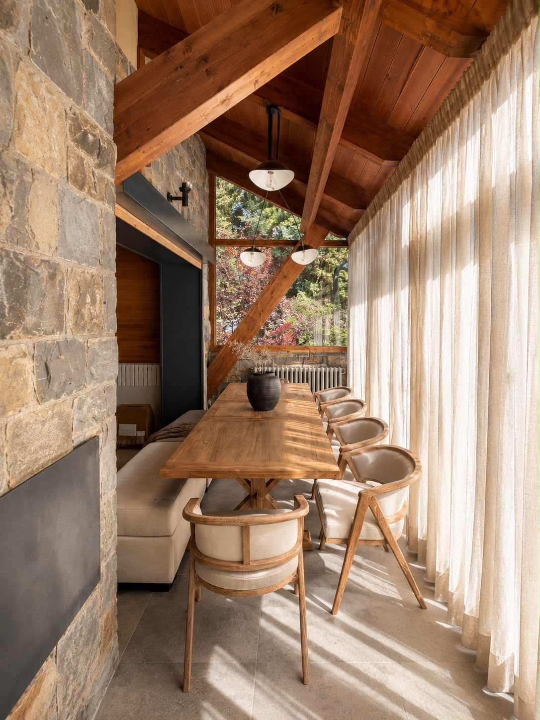 Comedor y estructura de madera vistos desde el salón de Formigal
