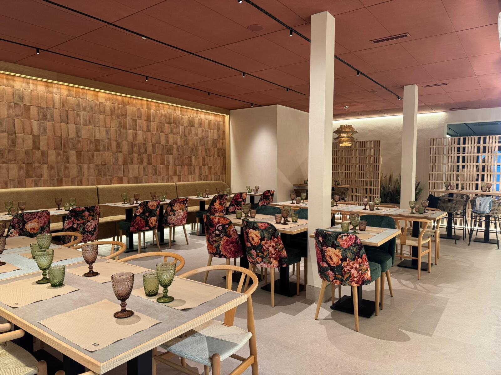 Comedor comercial con mesas claras y techo de madera