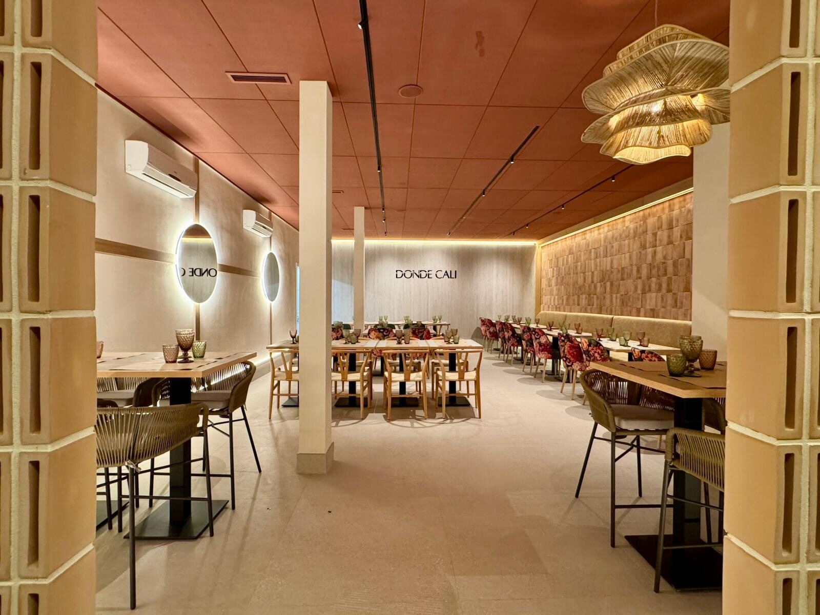 Comedor con separadores de madera y lámparas colgantes