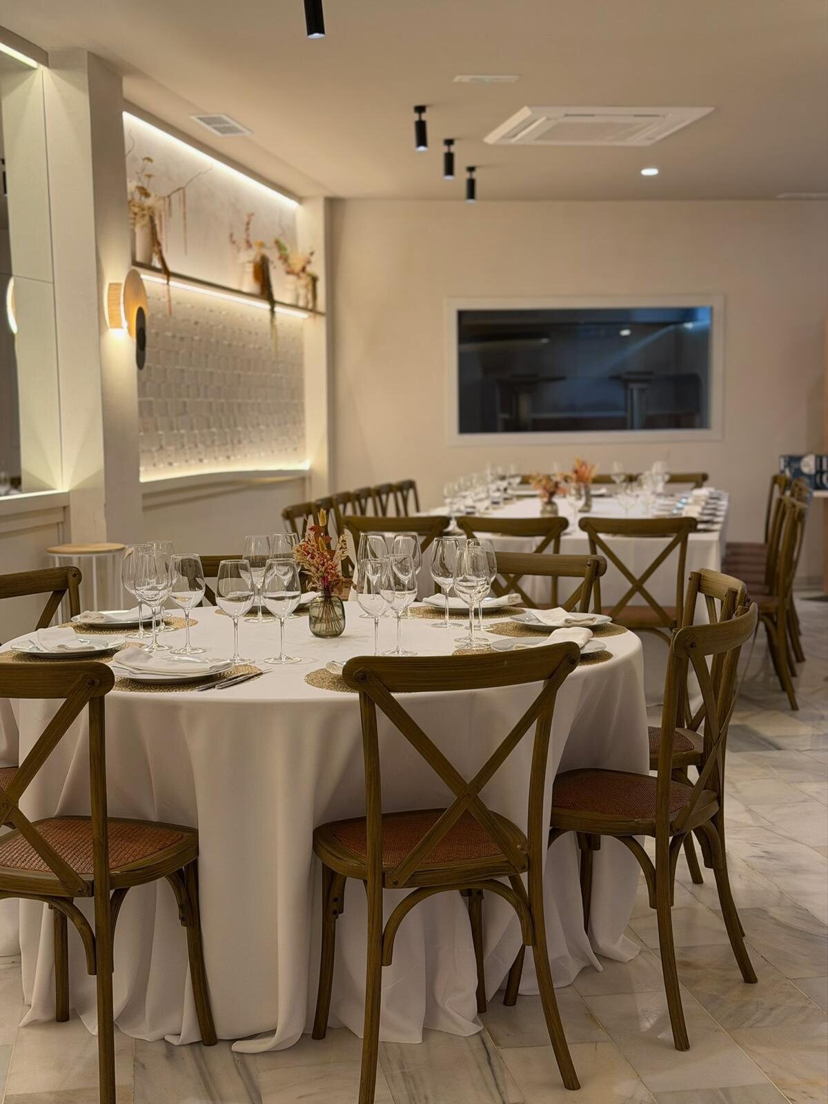 Comedor del hotel Zarú con mesas de mármol y butacas de tonos neutros