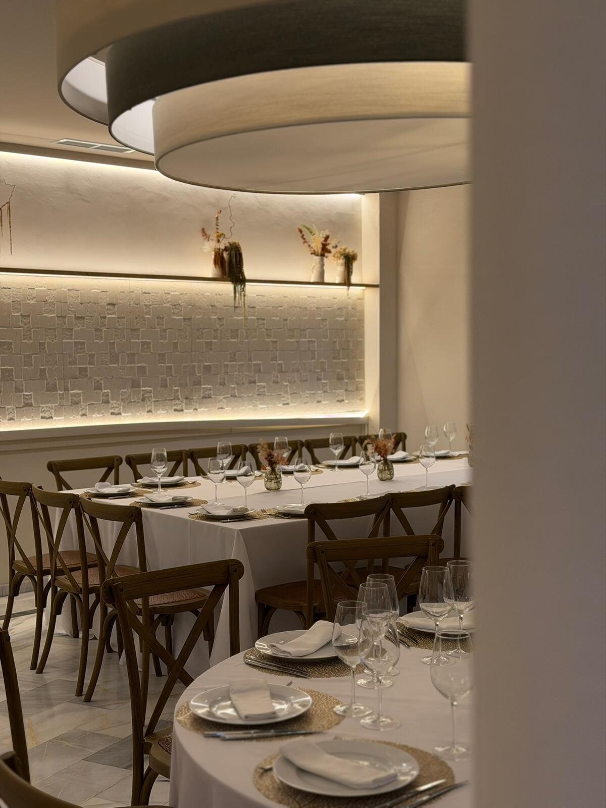 Comedor del hotel Zarú con banco corrido e iluminación cálida