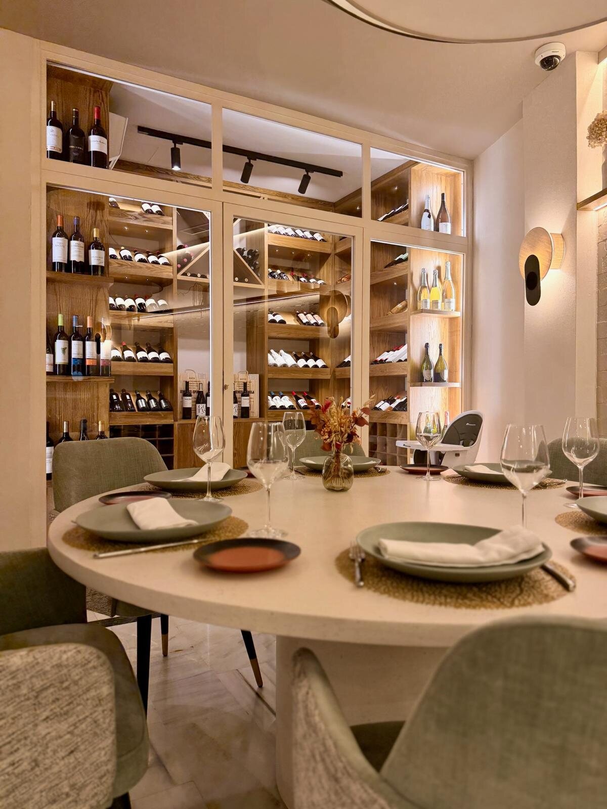 Restaurante Zarú con estanterías iluminadas y mesas de comedor