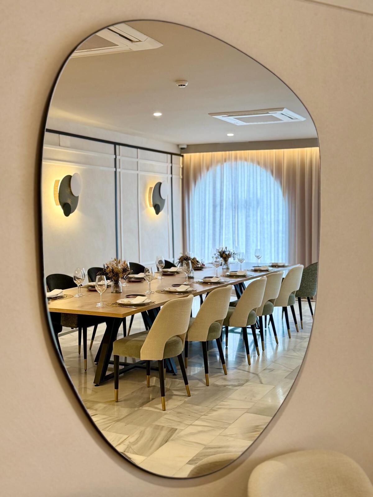 Comedor del hotel Zarú reflejado en un espejo curvo