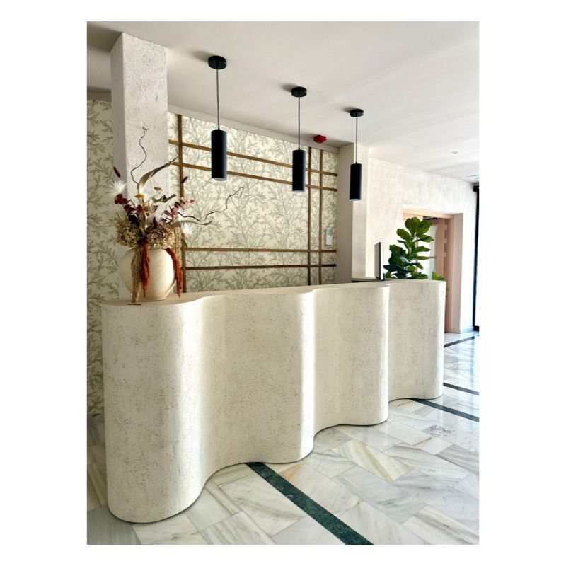 Mostrador de recepción del hotel Zarú junto a ventanales