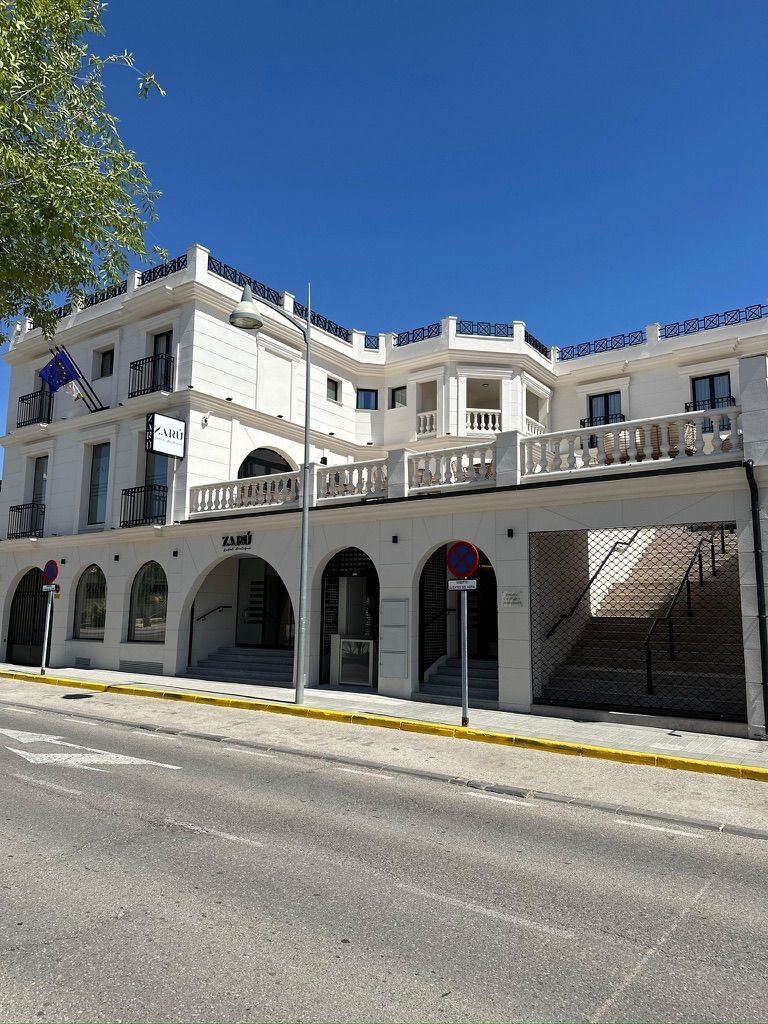 Fachada exterior del hotel Zarú en una calle de Toledo